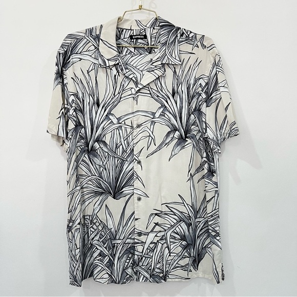 Express Leaf Print Button-Up Shirt Cream Black Gray Short Sleeve Soft Viscose - Picture 1 of 6